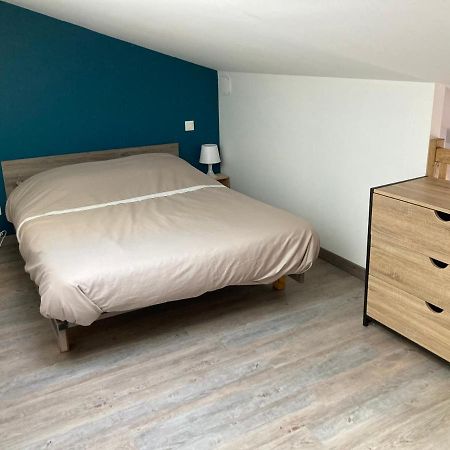 Studio Meuble Du Bourg Puymiclan Екстериор снимка