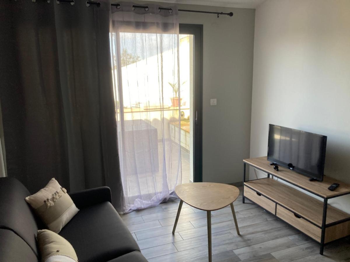 Studio Meuble Du Bourg Puymiclan Екстериор снимка