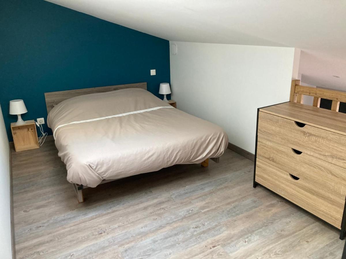Studio Meuble Du Bourg Puymiclan Екстериор снимка