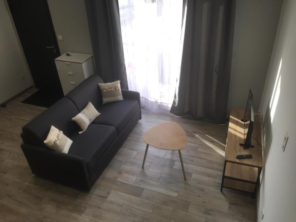 Studio Meuble Du Bourg Puymiclan Екстериор снимка